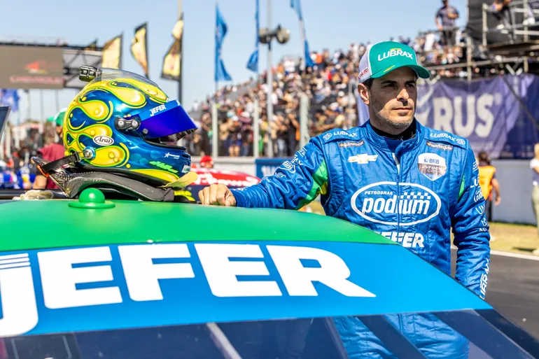 Bomba na Stock Car! Júlio Campos deixa Felipe Massa e assina com nova equipe para 2024