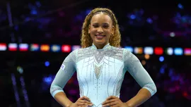 Rebeca Andrade &eacute; tricampe&atilde; mundial no salto e Fl&aacute;via Saraiva leva bronze na trave