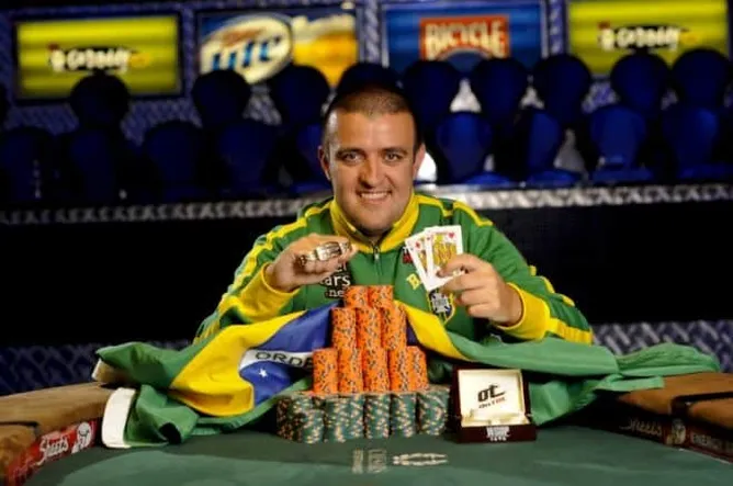 Andr&eacute; Akkari vencedor de bracelete da WSOP