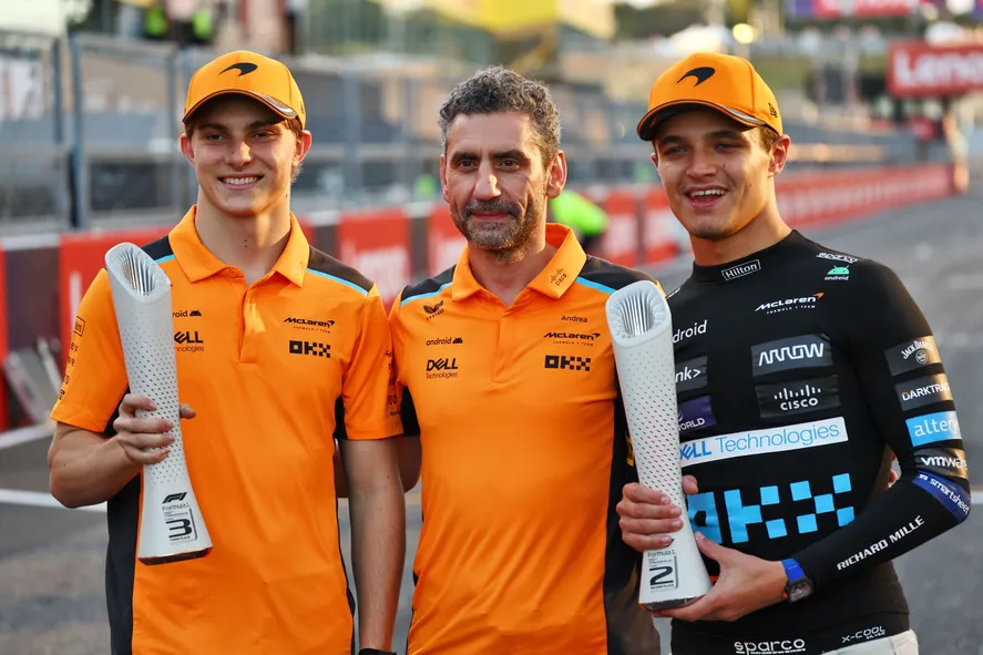 Oscar Piastri, Andrea Stella e Lando Norris na McLaren