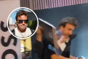 (Vídeo) Fã AGARRA Fernando Alonso em evento no México