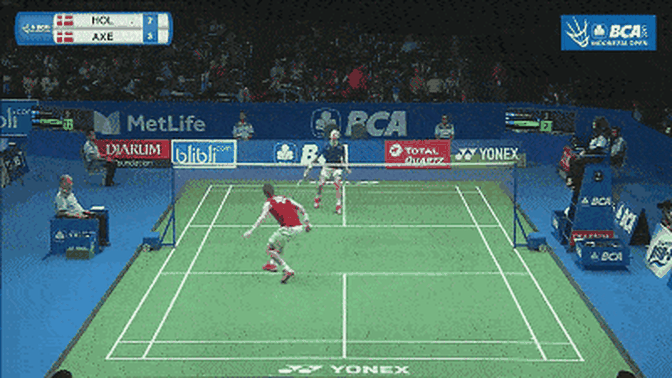 O Smash é um dos principais golpes de ataque do badminton 