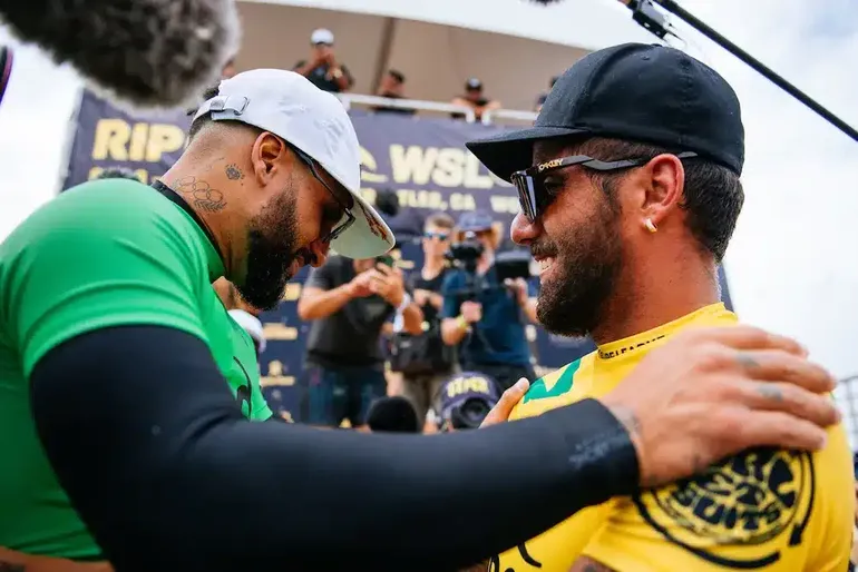 Indireta? Italo Ferreira faz post enigmático após derrota de Filipe Toledo na Olimpíada