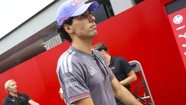 Bortoleto abandona GP de Singapura com c&acirc;mbio quebrado ap&oacute;s erro com Sainz