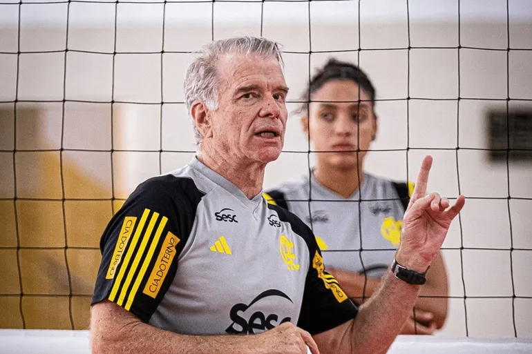 Bernardinho comanda treino do Sesc RJ Flamengo (Reprodu&ccedil;&atilde;o/Instagram @sescrjflamengo)