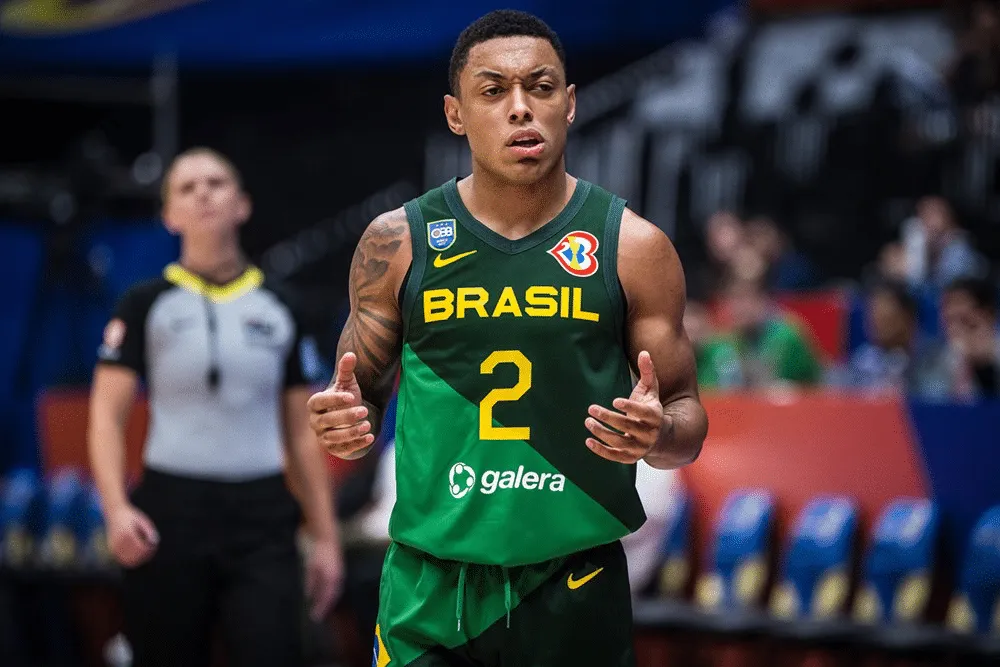 Yago Mateus, nascido em 12 de fevereiro de 1997, &eacute; um armador brasileiro de basquete. Come&ccedil;ou sua carreira profissional no Paulistano, onde ajudou a equipe a vencer t&iacute;tulos importantes como a Liga Paulista e a Liga das Am&eacute;ricas. Passou pelo Bauru, Medi Bayreuth na Alemanha e, mais recentemente, pelo Flamengo. O Brasileiro &eacute; hoje um dos melhores jogadores e destaque do Crvena Zvezda, da S&eacute;rvia.Na sele&ccedil;&atilde;o brasileira, Yago participou de v&aacute;rias competi&ccedil;&otilde;es internacionais, incluindo o Campeonato Sul-Americano e as eliminat&oacute;rias para a Copa do Mundo. Conhecido por sua velocidade e habilidades de armador, ele &eacute; uma das promessas do basquete brasileiro. 