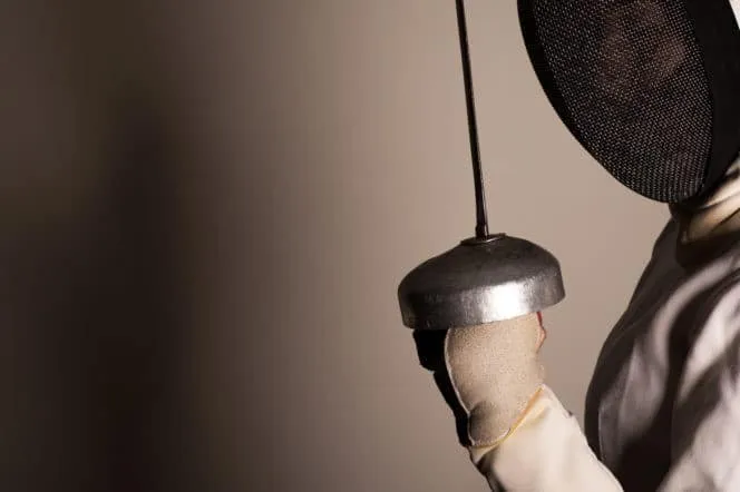 Close de uma saudação da esgrima