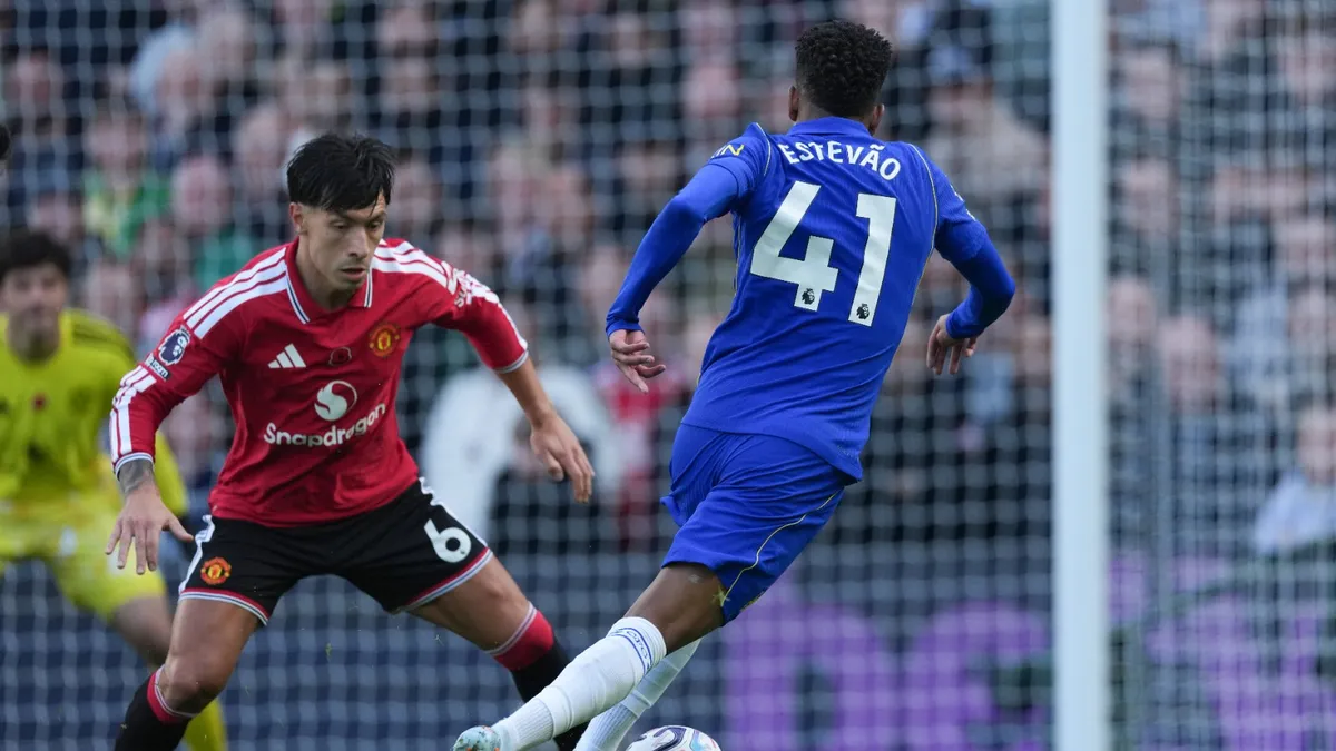 Est&ecirc;v&atilde;o finaliza seis vezes e cria tr&ecirc;s chances na vit&oacute;ria do Chelsea sobre o Manchester United