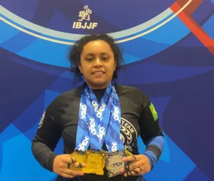 Jovem brasileira conquista 2 medalhas de ouro no jiu-jitsu