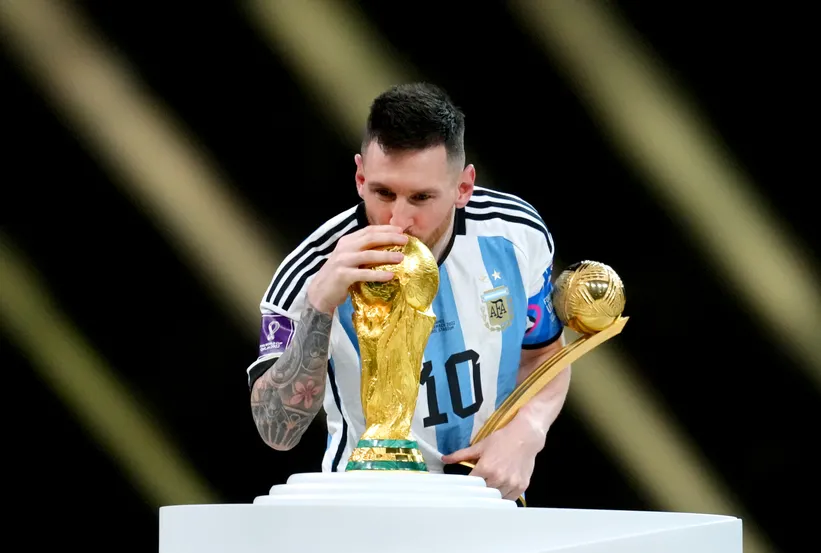 Messi beija a taça da Copa do Mundo no Catar em 2022