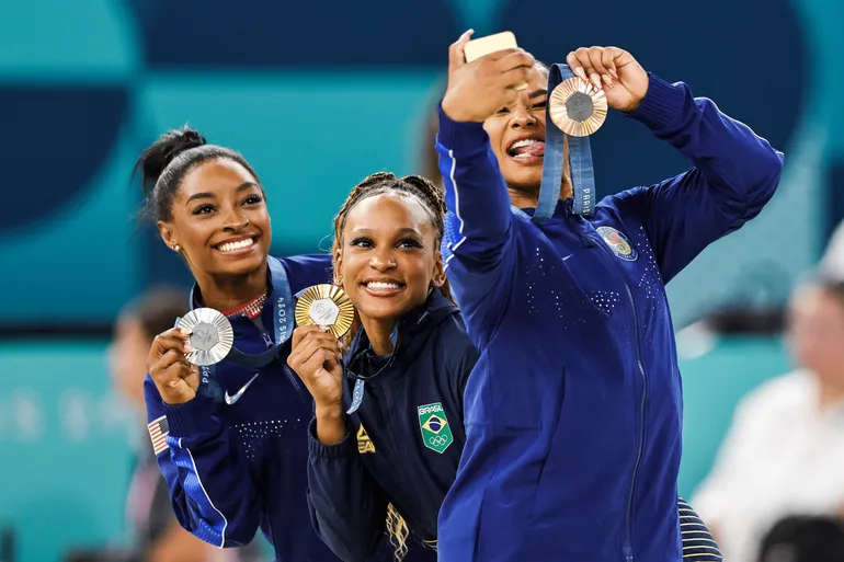 Simone Biles e Rebeca Andrade no pódio do Solo em Paris 2024. (IconSport)