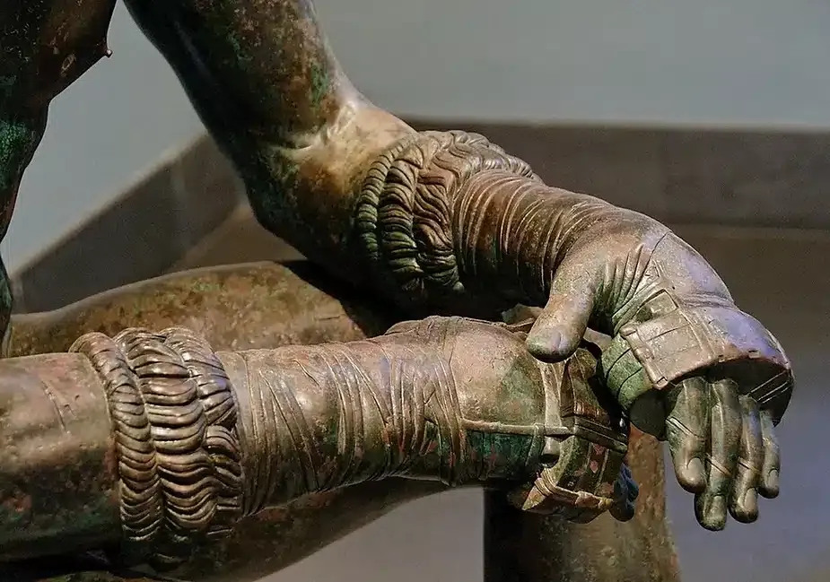 Faixas de couro para m&atilde;os e pulsos representadas em bronze