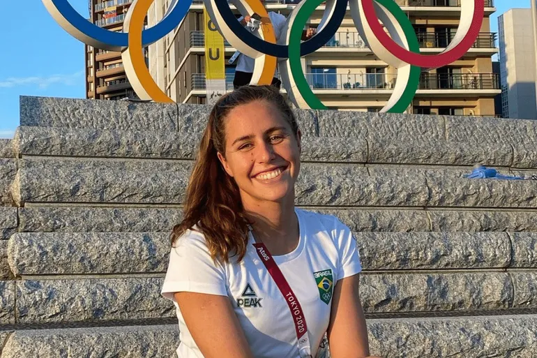 Com vaga em Paris 2024, nadadora Viviane Jungblut tem recepção calorosa ao voltar para casa