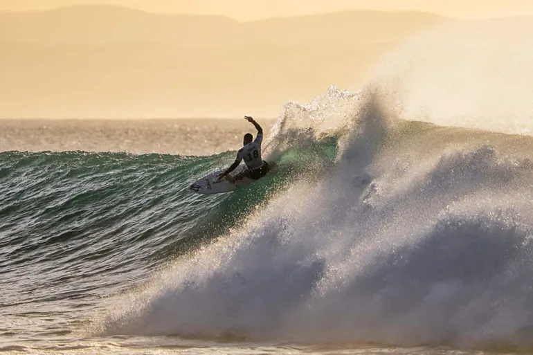Lesão preocupa em Jeffreys Bay: brasileiro sente dor aguda e vira dúvida para Teahupo’o