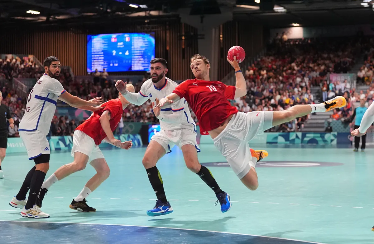 Mathias Gidsel (Dinamarca) durante um jogo Olímpico de Handebol contra a França (Iconsport)