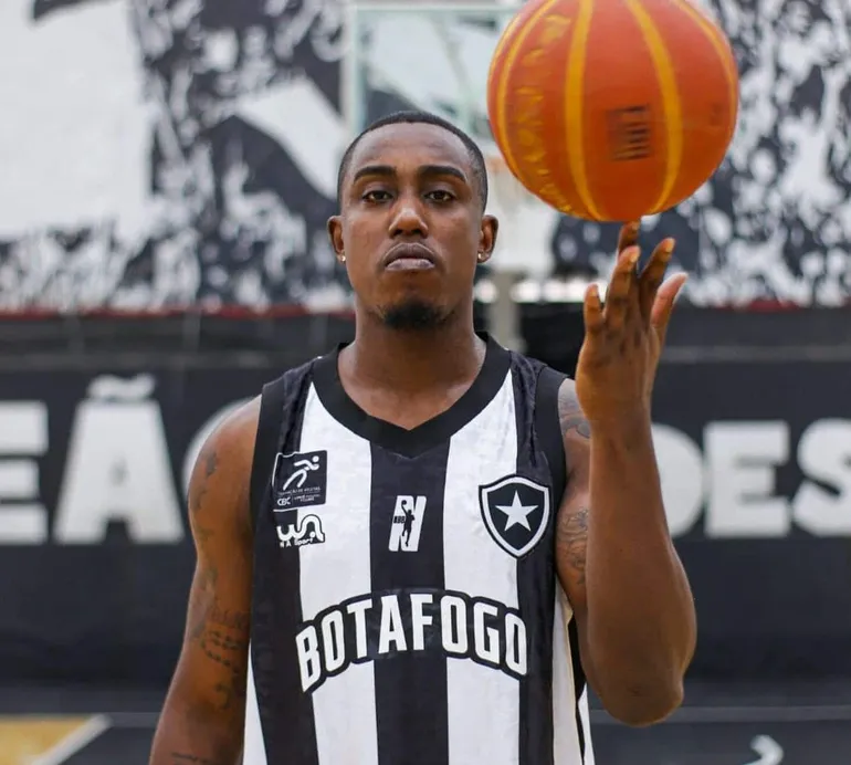 Após derrota para o Flamengo no basquete, ala do Botafogo não se omite e expõe falha da equipe