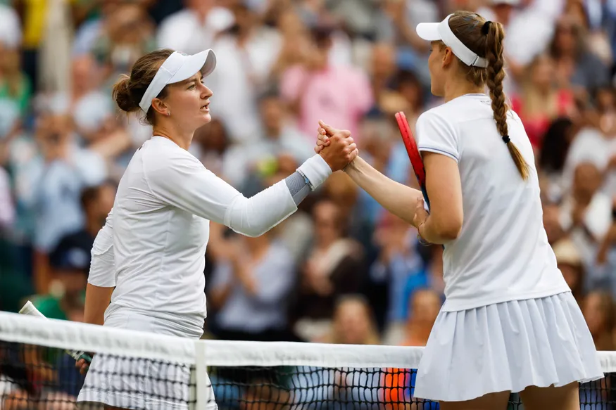 Atletas vestem branco em Wimbledon