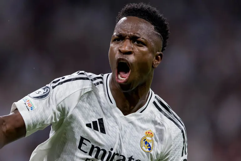 Vinicius Junior ganha mural SURREAL junto a Pel&eacute; na Rom&ecirc;nia ap&oacute;s rev&eacute;s na Bola de Ouro