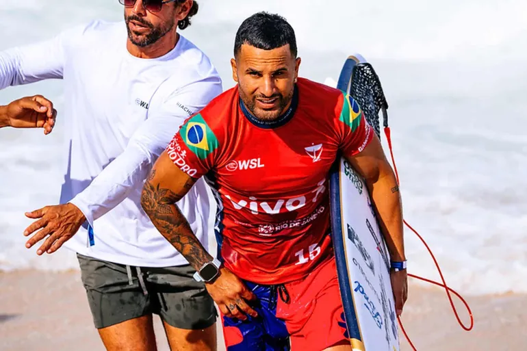 “Fiquei igual um otário pedindo 10”, Italo Ferreira dá show, mas juízes negam nota perfeita