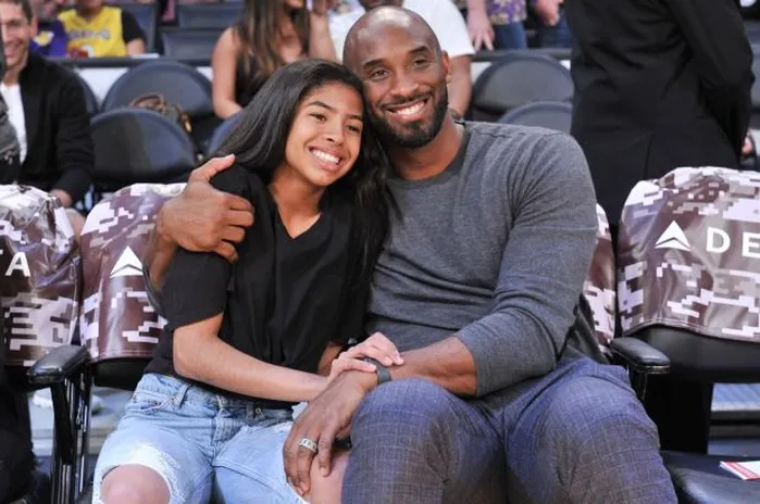 Kobe Bryant e a filha Gianna morreram em uma acidente de helicóptero