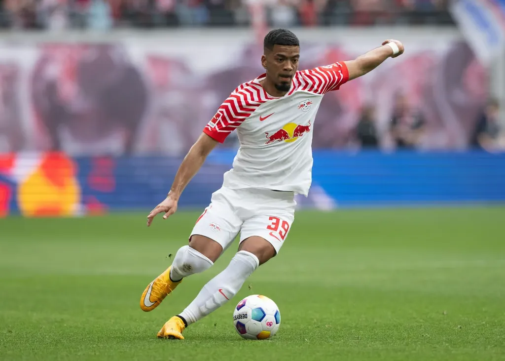 Benjamin Henrichs pelo RB Leipzig
