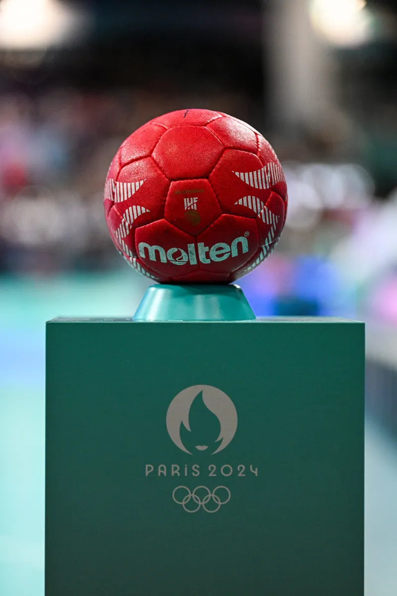 Ilustra&ccedil;&atilde;o da bola durante a partida de handebol dos Jogos Ol&iacute;mpicos de Paris 2024 entre Fran&ccedil;a e Egito na South Paris Arena (Iconsport)