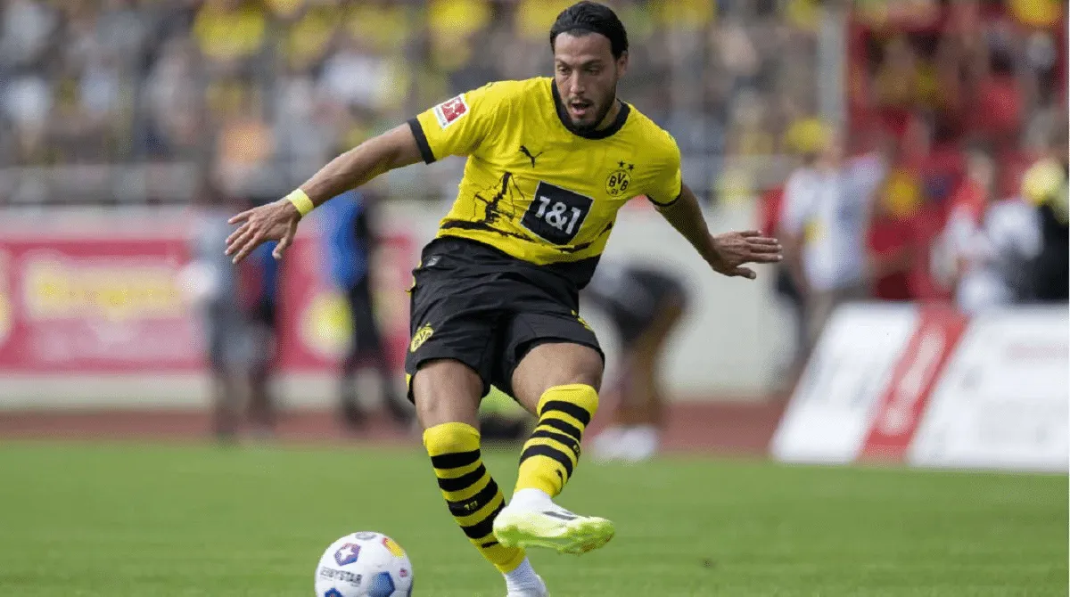 Ramy Bensebaïni pelo Borussia Dortmund