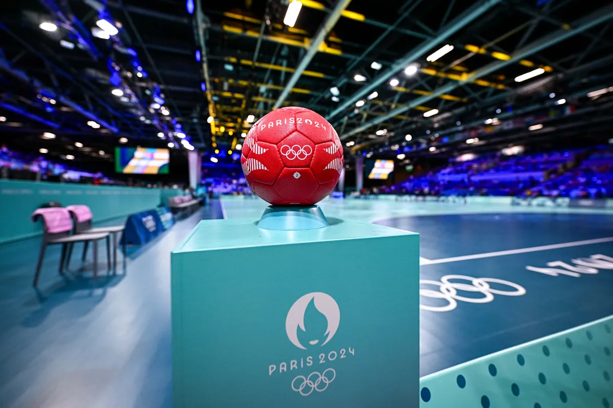 Imagem ilustrativa da bola oficial antes da partida de handebol dos Jogos Olímpicos Femininos de Paris 2024 entre França e Hungria na South Paris Arena (Iconsport)