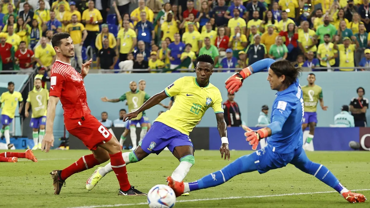 Regras do impedimento no futebol: como funciona, a linha semiautom&aacute;tica e o VAR