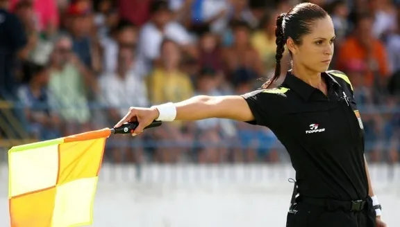 Bandeirinha Ana Paula Oliveira