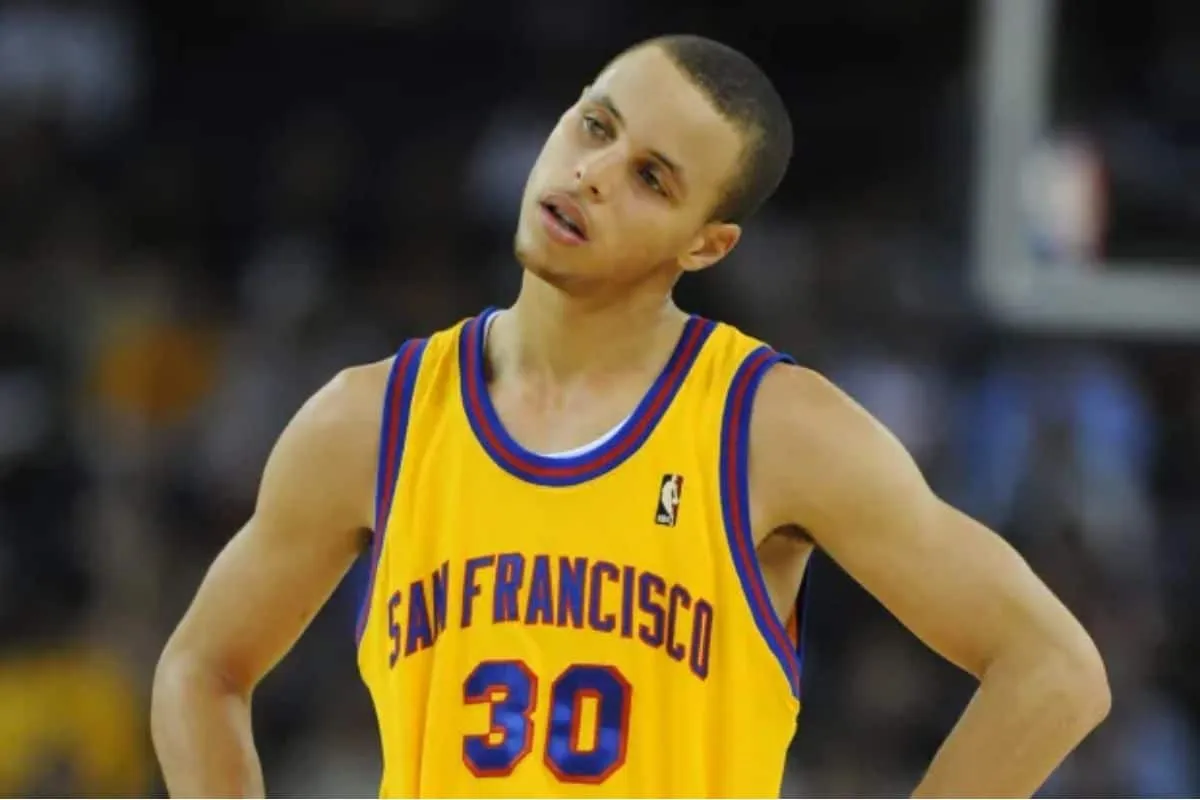 Stephen Curry ([auto_last_update format="Y" before=""]): história, títulos, salário e recordes na NBA