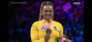 Rebeca Andrade SUPERA Simone Biles e é ouro no Mundial de Ginástica