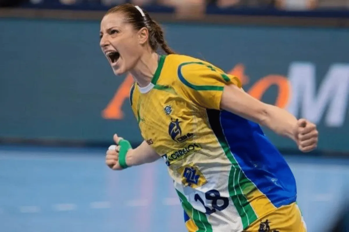 Armadora esquerda da seleção brasileira, Duda Amorim foi eleita a melhor jogadora do mundo de 2014
