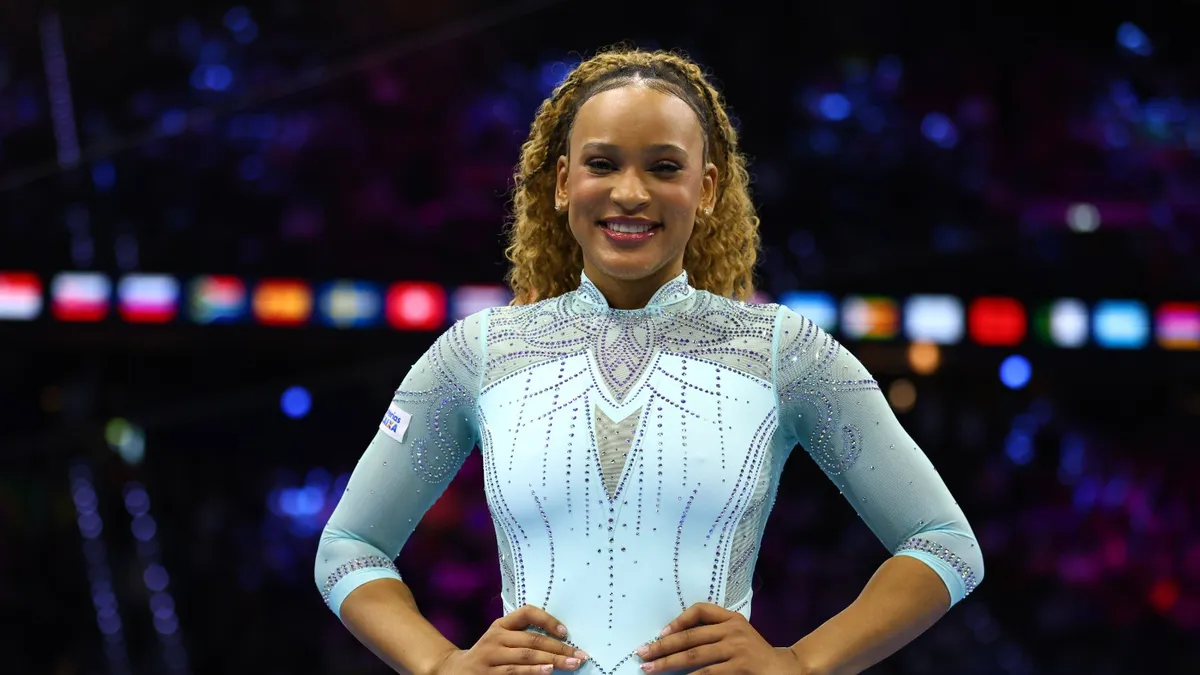 Rebeca Andrade &eacute; tricampe&atilde; mundial no salto e Fl&aacute;via Saraiva leva bronze na trave