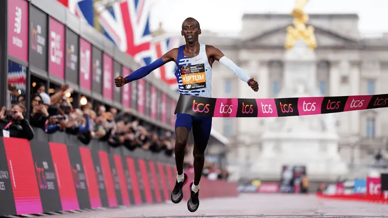 Kelvin Kiptum pode quebrar recorde mundial na maratona de Chicago