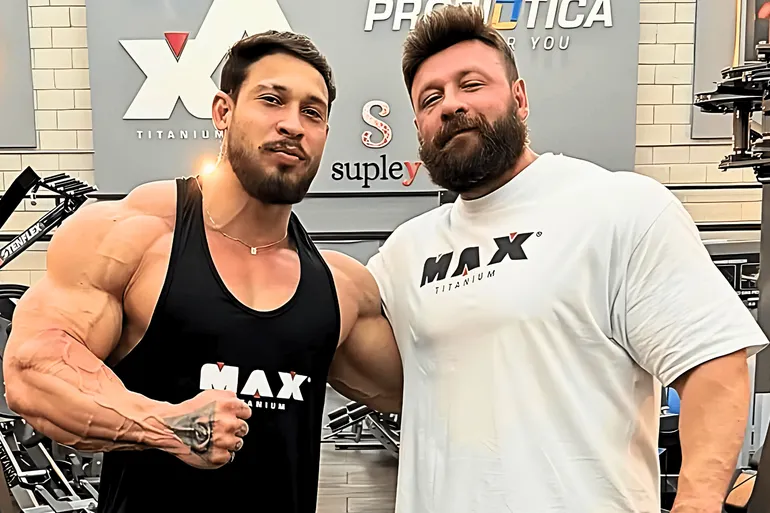 Quem &eacute; Fabr&iacute;cio Pacholok: o estrategista por tr&aacute;s dos t&iacute;tulos de Ramon Dino e Derek Lunsford no Mr. Olympia 2025?
