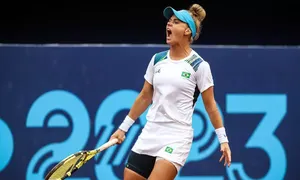 Brasil fica perto da disputa por medalhas após vitória de Laura Pigossi e Gustavo Heide