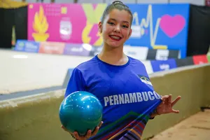 Passos de frevo e giros de ginástica: a história inspiradora de uma menina venezuelana