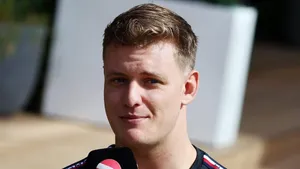 Filho de Schumacher testa carro na F1 e empolga fãs