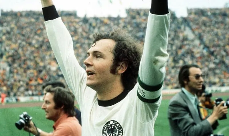 Rom&aacute;rio &eacute; um jogador completo. Ele tem velocidade, habilidade, e um faro de gol incr&iacute;vel." - Franz Beckenbauer