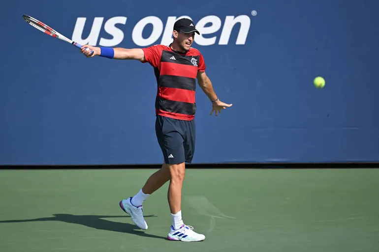 Tenista que venceu Federer, Nadal e Djokovic aparece usando a camisa do Flamengo