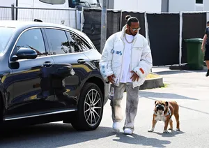 Lewis Hamilton faz festa de aniversário para CACHORRO e viraliza na WEB
