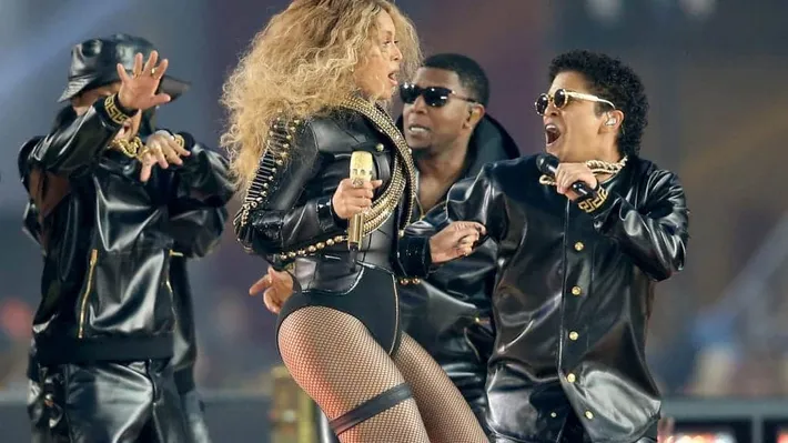 Beyonc&eacute; e Bruno Mars no show do intervalo do Super Bowl 50