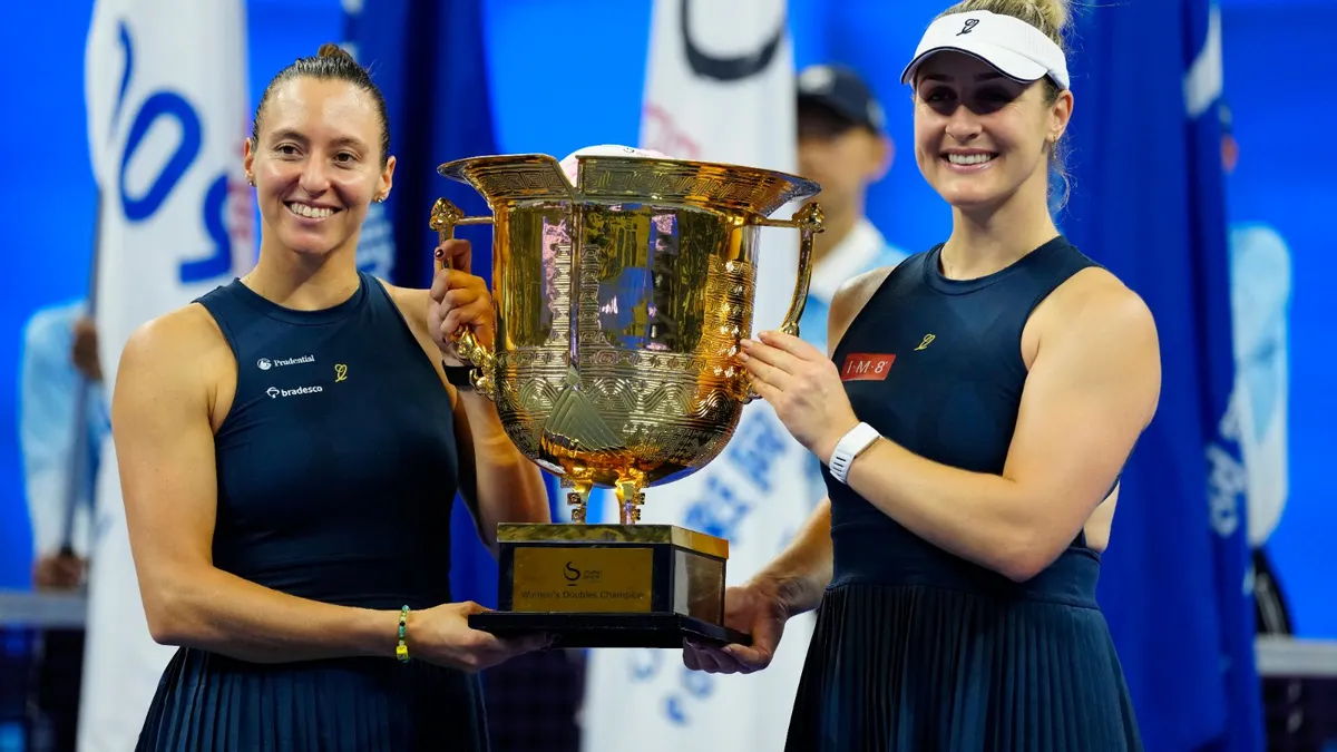 Luisa Stefani e Dabrowski vencem a 11&ordf; seguida e v&atilde;o &agrave; final do WTA 1000 de Wuhan