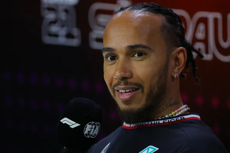 Lewis Hamilton sai em defesa de piloto e dispara: “Farei de tudo para ele ficar!”