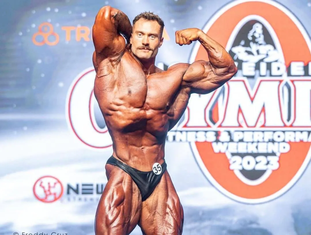 Cbum leva prêmio de melhor do ano em grupo muscular gravemente lesionado