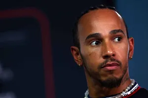 Lewis Hamilton aparece com capacete POLÊMICO para o GP do Catar