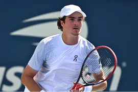 João Fonseca atropela, faz adversário desistir e atinge recorde na carreira