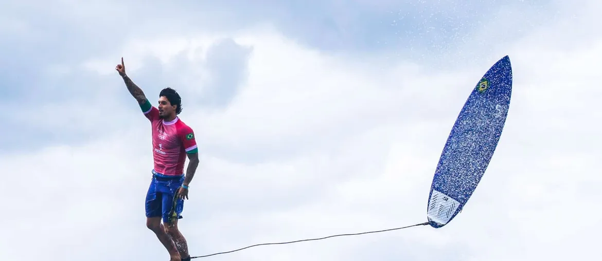 Foto histórica de Gabriel Medina em Teahupo'o é eternizada entre as relíquias das Olimpíadas