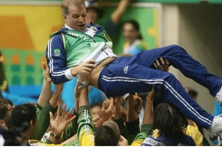 Bernardinho comemora conquista da Seleção Brasileira (Divulgação/CBV)